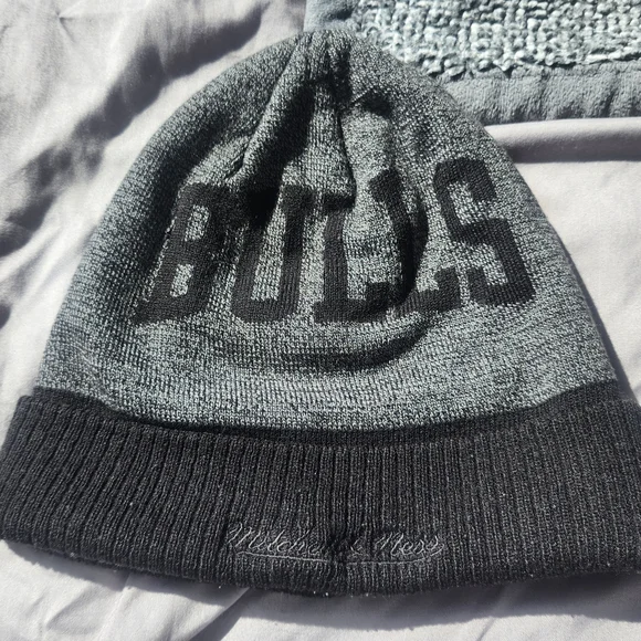 Mitchell & Ness Chicago Bulls Gray Two-Tone Knit Beanie - Picture 2 of 2